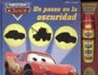 Papel UN PASEO EN LA OSCURIDAD (LIBRO SONORO CON LINTERNA) (PLAY A SOUND) (CARTONE)